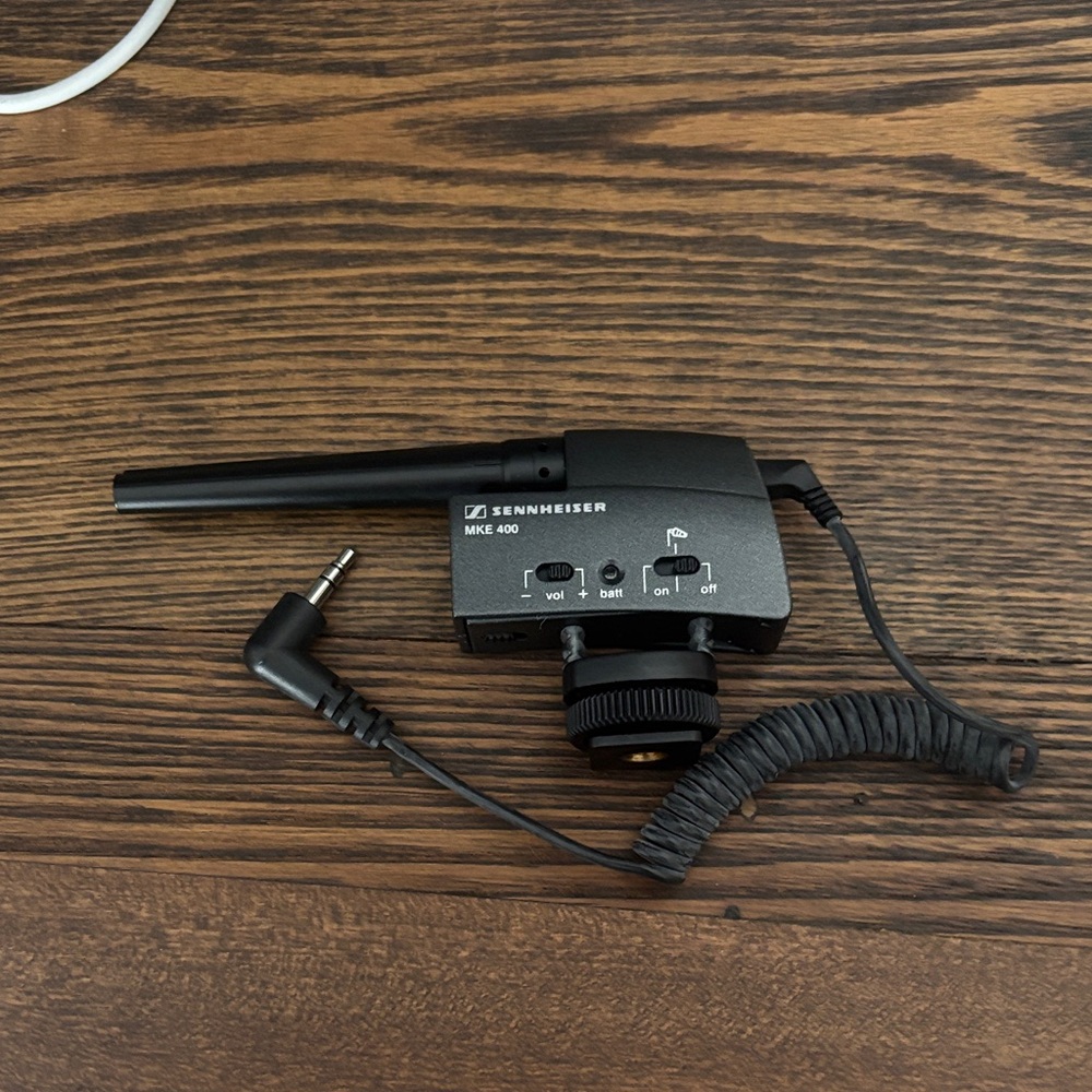 Sennheiser MKE 400 compact shotgun Microphone with Coiled Cable